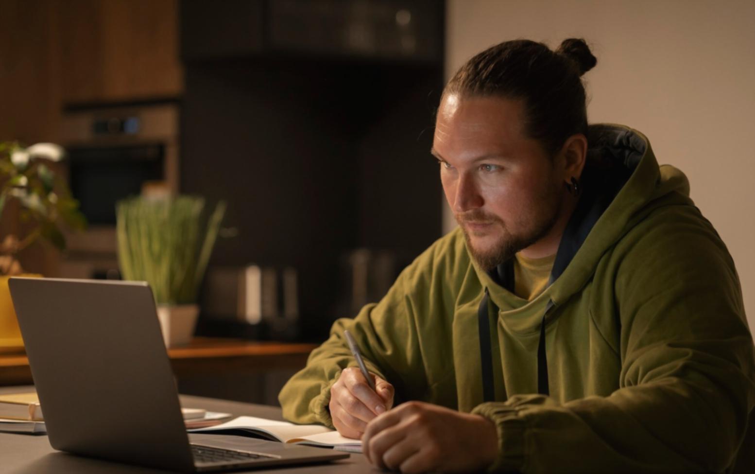 Grafic cu indicatori financiari și notepad pentru planificare