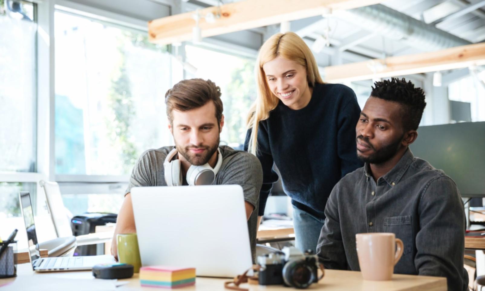 Echipa valtrynexos în timpul unei sesiuni de dezvoltare a metodelor financiare